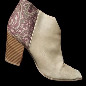 Women's bootie heels Size 7